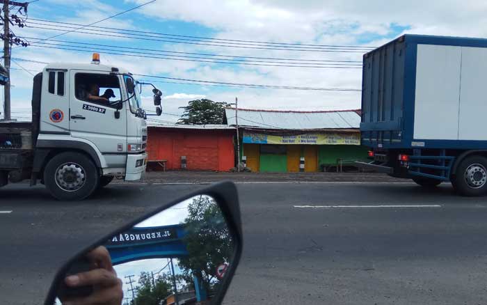 Sejumlah warung remang-remang di jalan Bypass Mojokerto. foto: YUDI EP/ BANGSAONLINE