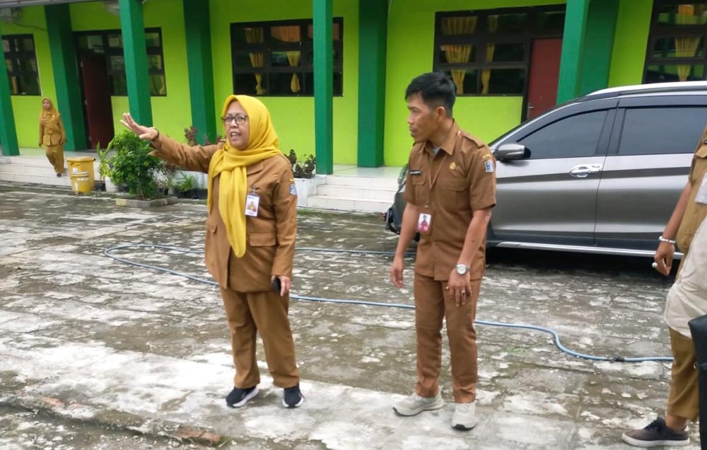Kepala Dispendik Surabaya, Febrina Kusumawati, saat mengecek langsung kondisi SDN Ujung V. Foto: Hms