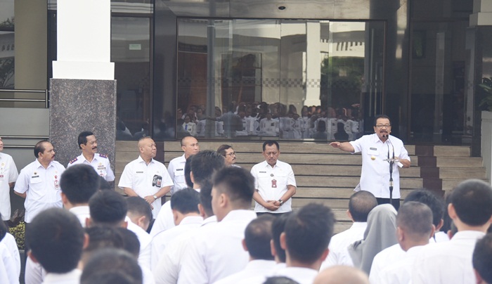 Pakde Karwo saat memberikan sambutan pada apel pagi di awal 2019.