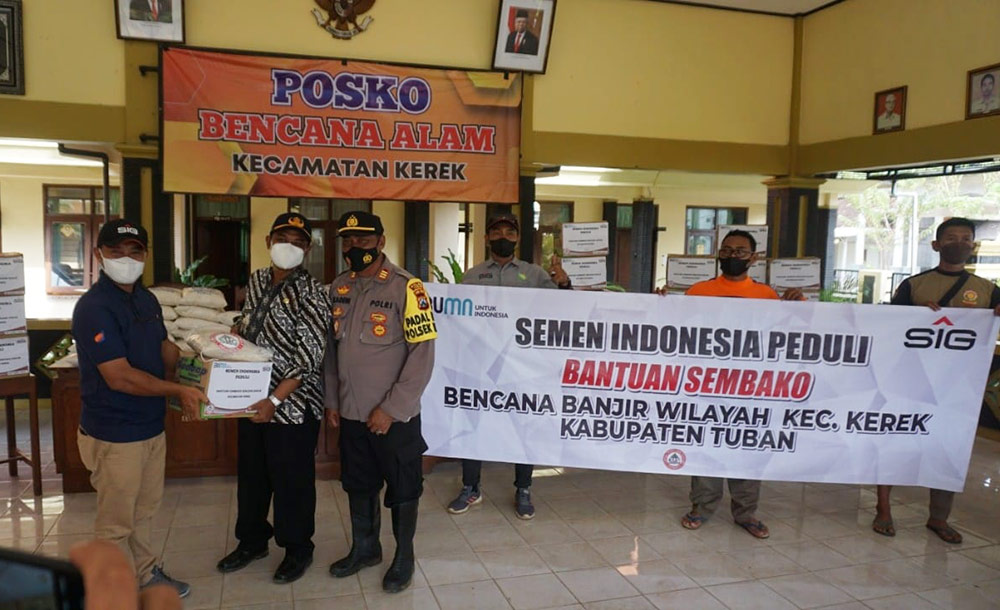 Tim Corporate Social Responsibility (CSR) Semen Indonesia menyerahkan bantuan secara simbolis kepada Camat Kerek, Nanang Wahyudi di kantor kecamatan setempat, Minggu (13/3).
