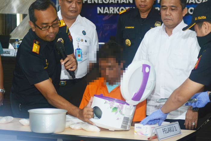 Tersangka saat ditangkap petugas BC Bandara Juanda.