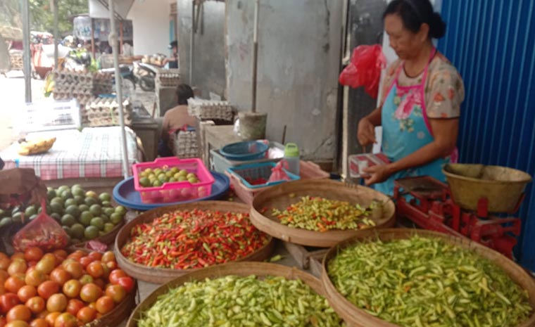Murtini, salah seorang pedagang cabai di Pasar Wlingi sedang menunggu pembeli.