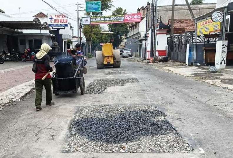 Perbaikan salah satu ruas jalan berlubang di Kabupaten Kediri. 
