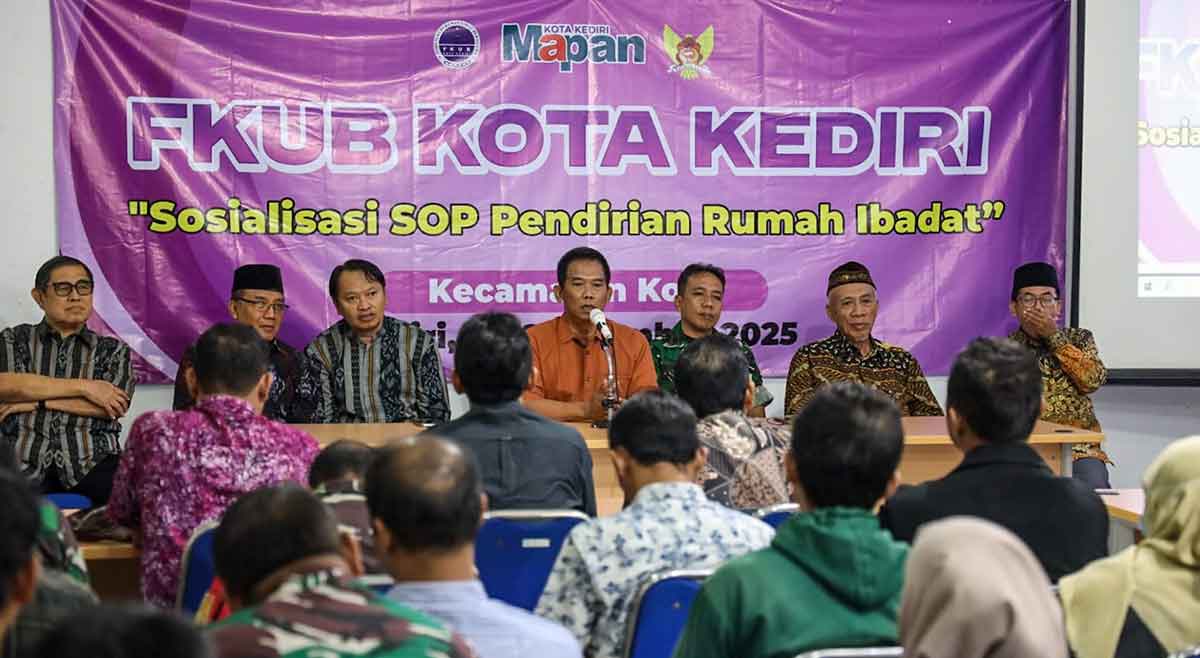 FKUB bersama Pemkot Kediri saat menggelar sosialisasi SOP pendirian rumah ibadah. Foto: Ist