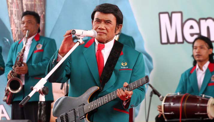 Rhoma Irama berdangdut menghibur kader Partai Idaman. foto: detik.com