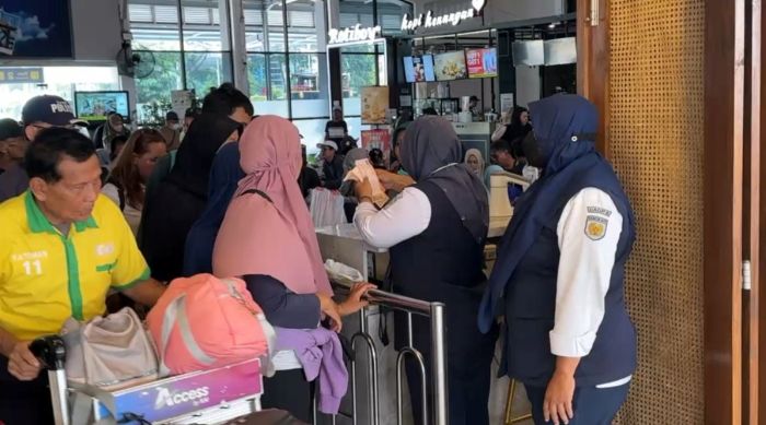 Suasana boarding di Stasiun Surabaya Pasar Turi
