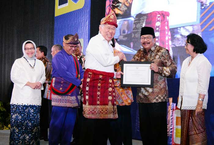 Pakde Karwo Raih Penghargaan Tokoh Masyarakat Peduli Perlindungan Konsumen