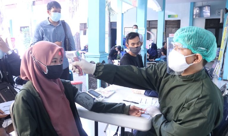 Peserta vaksinasi dicek suhu terlebih dahulu.
