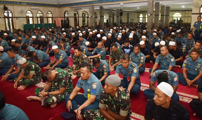 Dengan seragam khas berwarna hitam, anggota Satbrimob Polda Jatim tampak membaur bersama para Prajurit Koarmada II untuk melakukan ibadah Salat Jumat. 
