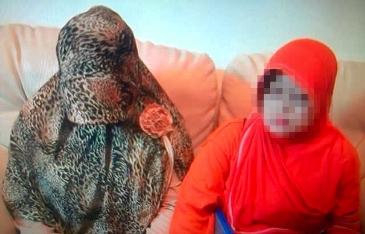 Korban (kiri) dan ibunya saat melaporkan ke Polrestabes Surabaya. (foto: rusmiyanto/BANGSAONLINE)