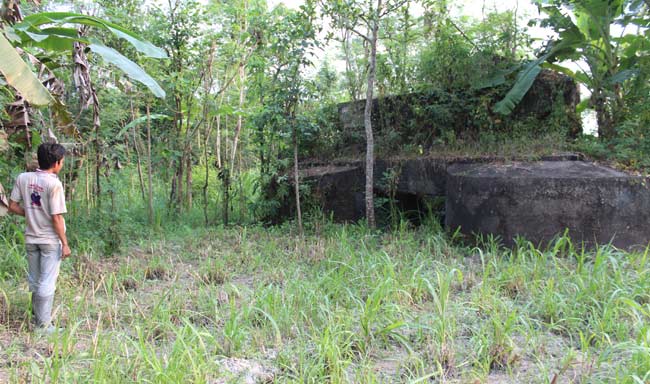 Salah satu warga desa Campurdarat menunjukan lokasi bekas bangunan yang masih ada sejak puluhan tahun lalu, di dusun kauman desa Campurdarat kecamatan Campurdarat. foto: feri/ BANGSAONLINE