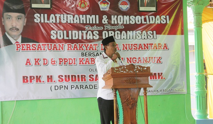 Ketua Parade Nusantara Sudir Santoso saat memberikan keterangan atas dihilangkannya UU Desa di hadapan kepala desa di Nganjuk. foto: BAMBANG/ BANGSAONLINE