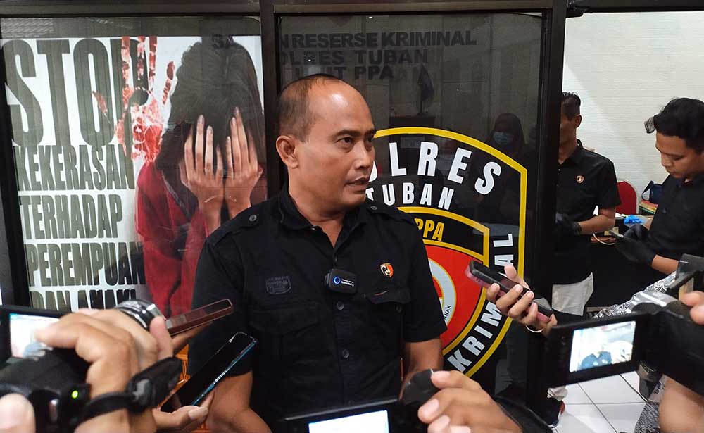 Kasatreskrim Polres Tuban AKP Rianto saat memberikan keterangan kepada wartawan.