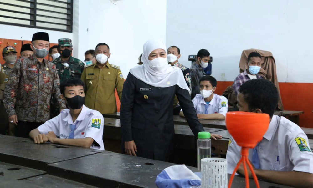 Gubernur Jatim, Khofifah Indar Parawansa, didampingi Bupati Gresik, Fandi Akhmad Yani saat meninjau PTM. Foto: SYUHUD/ BANGSAONLINE