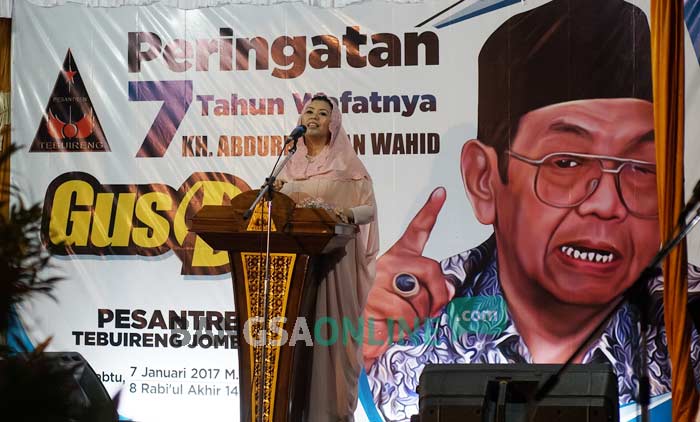 Yenny Wahid saat memberikan sambutan dalam acara puncak peringatan haul ke-7 Gus Dur di Ponpes Tebuireng Jombang, Sabtu (7/1) malam. foto: RONY SUHARTOMO/ BANGSAONLINE