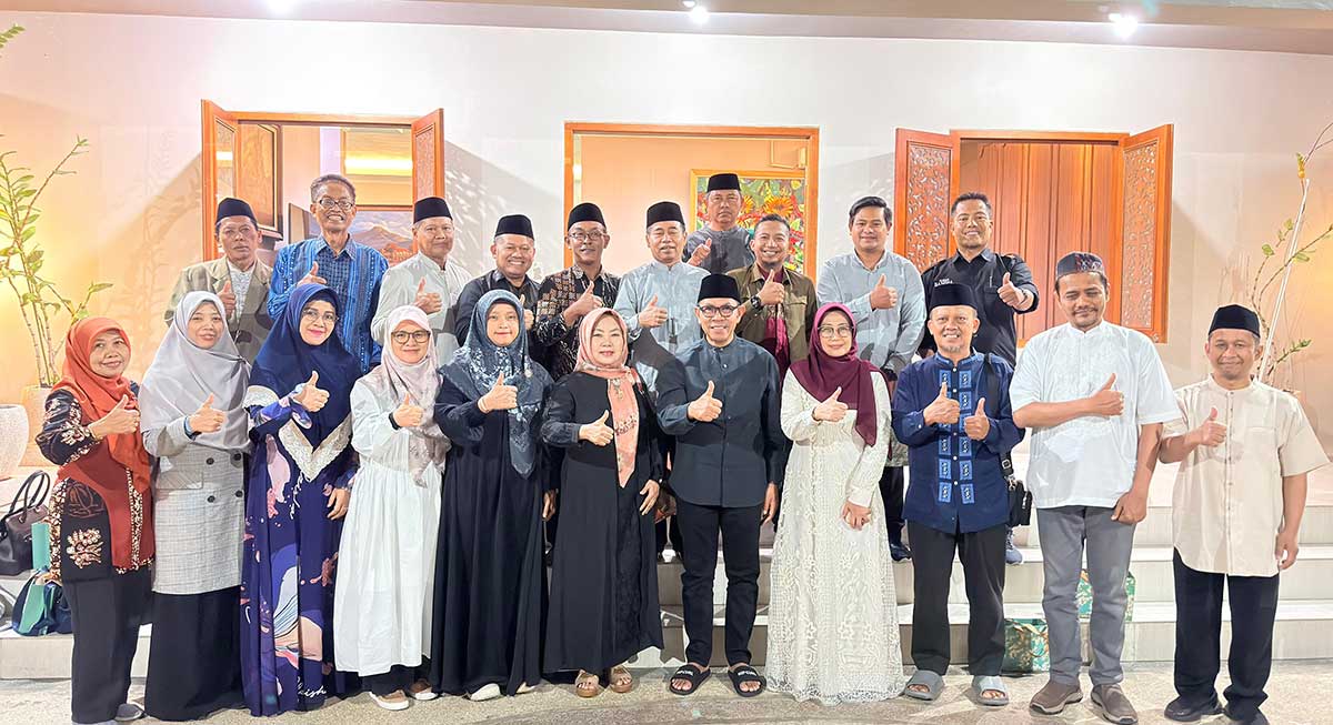 Wali Kota Batu saat foto bersama Kacabdindik Wilayah Kota Malang-Kota Batu, dan anggota MKKS SMA/SMK/MA di Kota Batu.