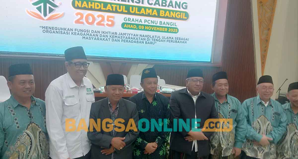 Rois Syuriyah terpilih, KH. Junaedi Sholeh, dan Ketua Tanfidziyah terpilih, Eddy Supriyanto, dalam Konfercab PCNU Bangil 2025. Foto: AHMAD FUAD/BANGSAONLINE