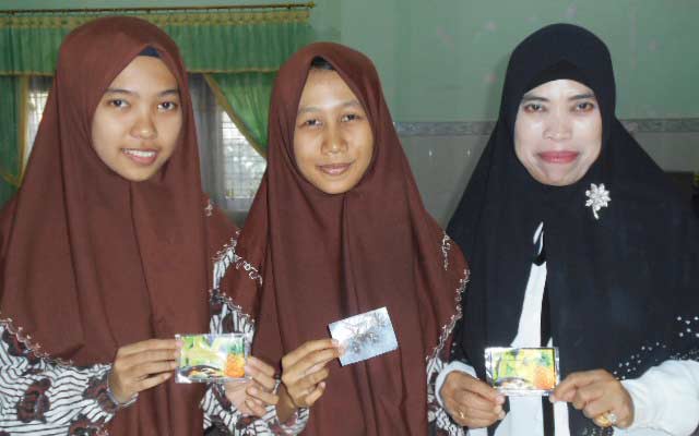 Dua siswa SMA 2 Lamongan didampingi guru pembimbing Hj Nurul Syamsiah. 
