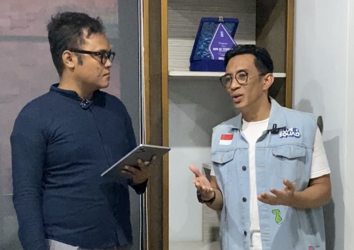 Dr H Ahmad Rizki Sadig saat diwawancarai wartawan BANGSAONLINE, Novan, di Rumah PAN Jatim Jalan Darmokali Surabaya. Foto: bangsaonline