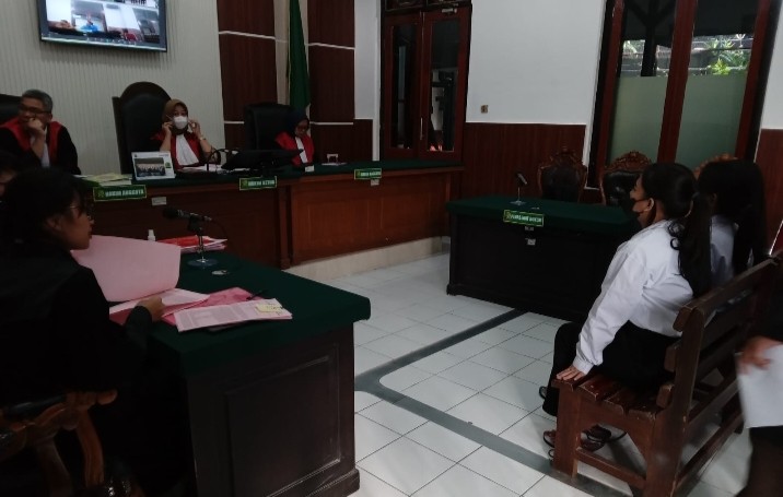 3 terdakwa saat mendengar tuntutan JPU dalam sidang yang digelar di PN Surabaya