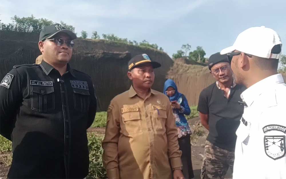 Komisi III DPRD Kabupaten Probolinggo saat sidak ke lokasi tambang galian C di Desa Pamatan, Kecamatan Tongas.