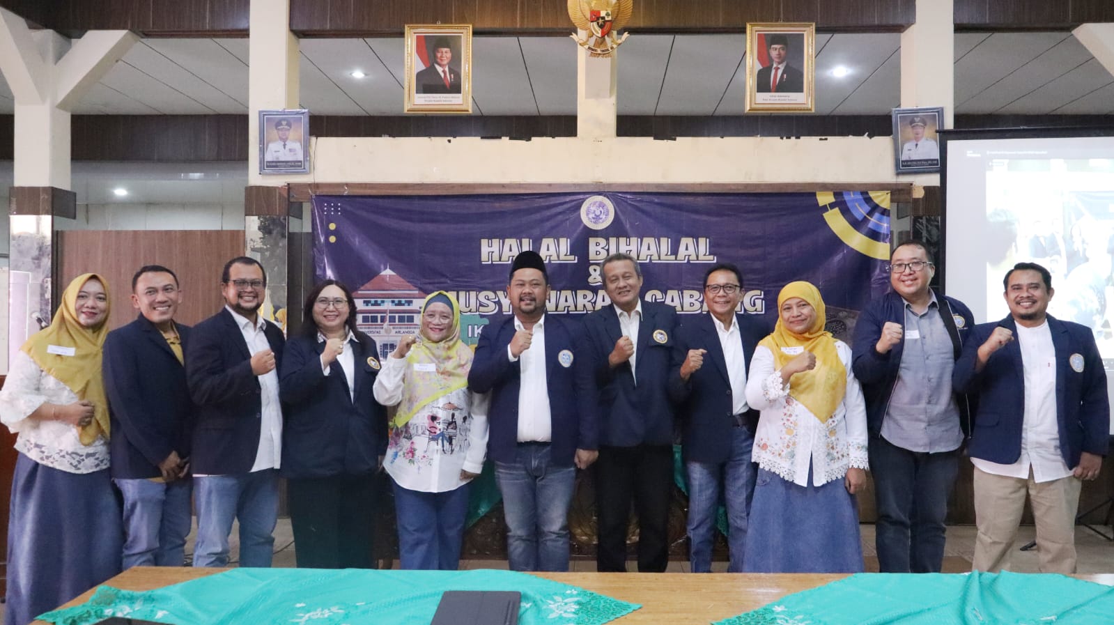 Bupati Fandi Akhmad Yani bersama para pengurus IKA  Unair Cabang Gresik usai membuka Muscab. foto: ist.