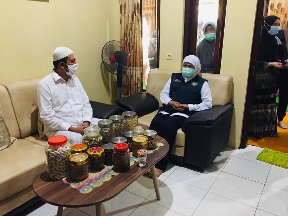 Gubernur Jawa Timur Hj Khofifah Indar Parawansa melakukan takziyah ke rumah induk Menkopolhukam RI Mahfud MD di Jl Dirgahayu 109 Pamekasan, Sabtu (19/12/2020). foto: ist