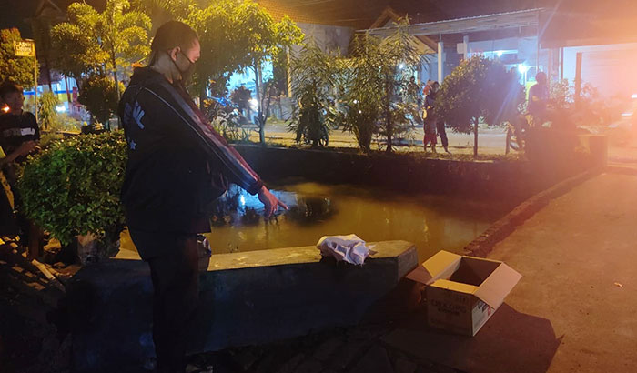 Petugas saat mengevakuasi janin yang ditemukan warga di Dusun Bogi, Desa Pademonegoro, Kecamatan Sukodono, Sidoarjo.
