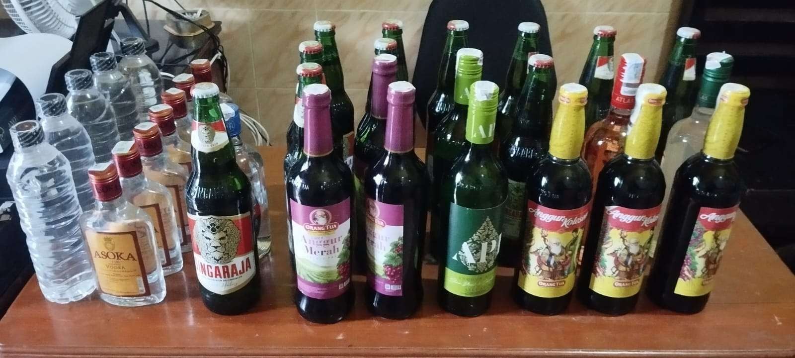 Barang bukti minuman keras yang diamankan anggota Polres Sampang