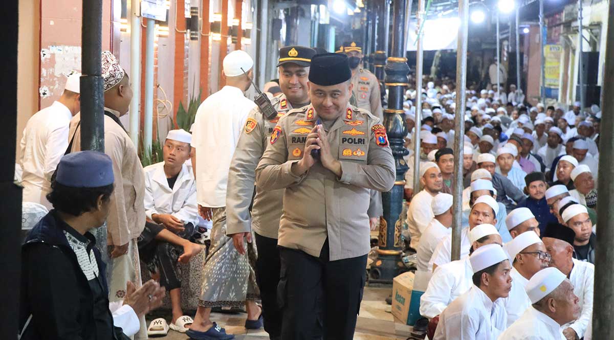Kapolres bersama PJU Polres Gresik ketika menyapa para jemaah haul Habib Abu Bakar Assegaf. Foto: Ist