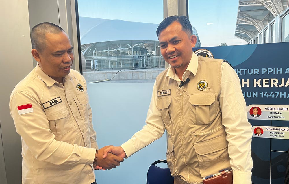 Kadaker Bandara PPIH Arab Saudi, Abdul Basir (kiri), saat menyambut Staf Teknis Perhubungan KJRI Jeddah, Doddy Hendra Wijaya. Foto: MCH 2026