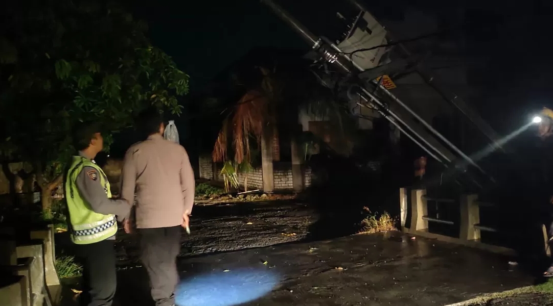 Kondisi tiang listrik yang nyaris ambruk akibat puting beliung