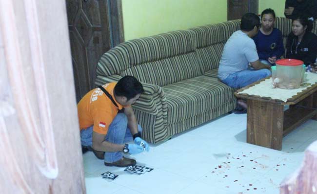Bekas darah yang berceceran di rumah korban. foto: TRI SUSANTO/ BANGSAONLINE