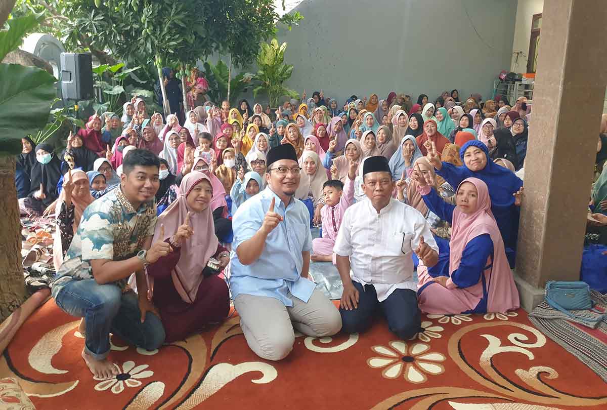 Calon Wakil Bupati Gresik, Asluchul Alif (tiga dari kiri), didampingi Sekretaris DPD PAN Gresik, Mustajab, saat menyapa ibu-ibu di Sidayu. Foto: Ist