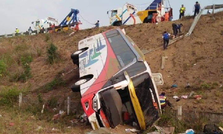 Kondisi bus PO Kramat Jati saat terjatuh ke sawah dari jalan tol usai tabrak pembatas. foto: ist.