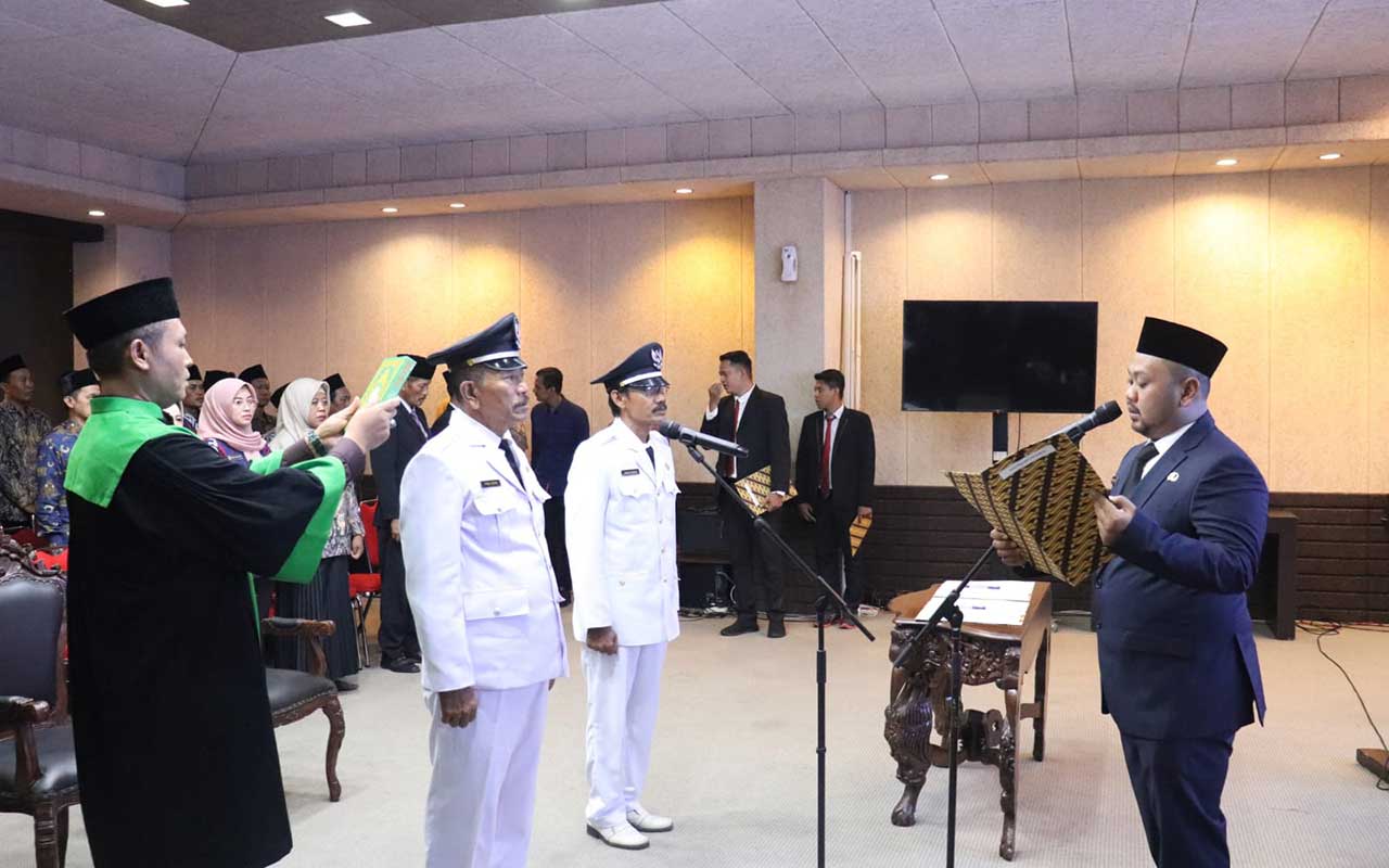 Bupati Gresik, Fandi Akhmad Yani melantik dua kepala desa PAW. Foto: SYUHUD/BANGSAONLINE.com