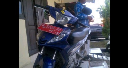 Sepeda motor dinas plat merah yang digunakan pelaku untuk jual narkoba. (Bahri/BangsaOnline.com)