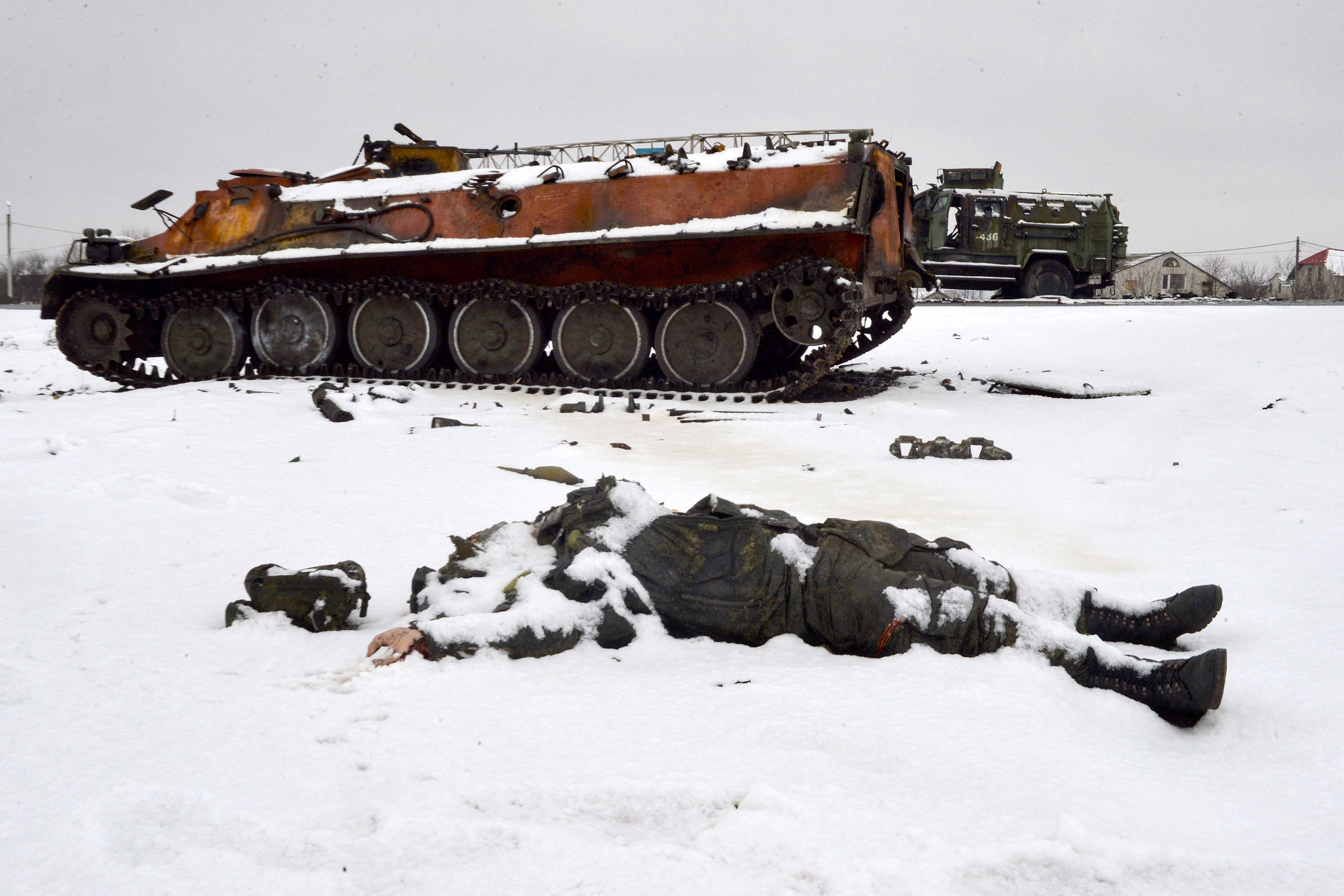 Tampak mayat  tentara Rusia tergeletak di dekat sebuah kendaraan militer di pinggir jalan kota Kharkiv, Ukraina, 26 February 2022. Foto: AFP/beritasatu.com