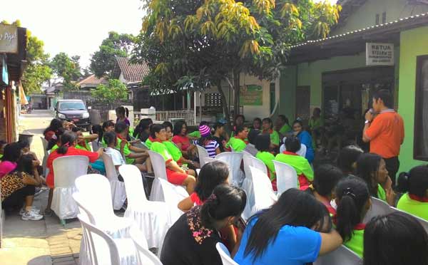Petugas KPU saat menggelar sosialisasi di eks lokalisasi Dadapan Kabupaten Kediri. foto: arif kurniawan/BANGSAONLINE