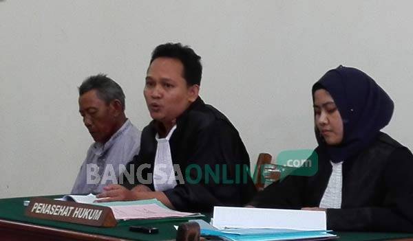 Terdakwa H. Ach. Zeini (kiri) saat menjalani sidang. foto: syuhud/ BANGSAONLINE