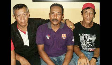 LAPOR: Komarudin bersama Ketua DPC PDIP Sidoarjo Tito Pradopo
saat melapor ke Polres Sidoarjo. foto: catur/ BANGSAONLINE