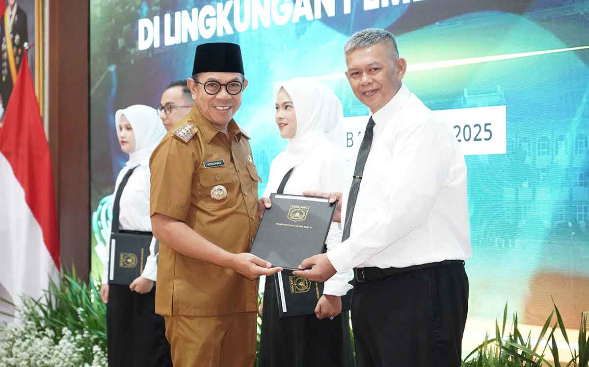 Wali Kota Batu saat menyerahkan SK CPNS dan PPPK Periode I Formasi 2024.