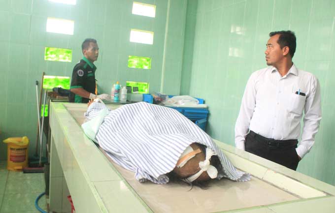 Jenazah pelaku maling hendak dikirim ke rumah duka. foto: ZAINAL ABIDIN/ BANGSAONLINE