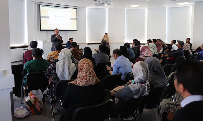 Atdikbud KBRI London, Khairul Munadi, saat memberi arahan kepada mahasiswa doktoral Indonesia di UK.