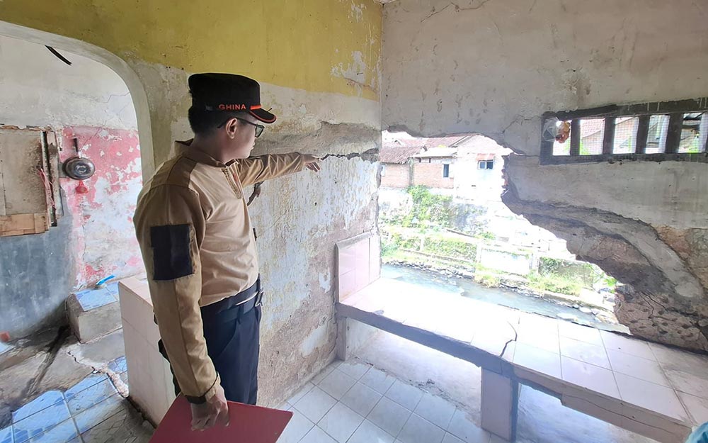 Kondisi salah satu rumah di Kelurahan Jember Kidul, Kecamatan Kaliwates, usai diterjang longsor pada Sabtu (29/11/2025) siang.