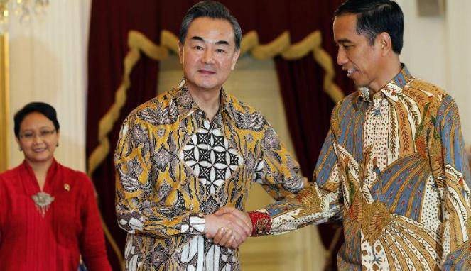 Presiden Jokowi bersalaman dengan Menlu China, Wang Yi di Istana Negara. (03/11/2014. foto: REUTERS/Beawiharta/vivanews.com