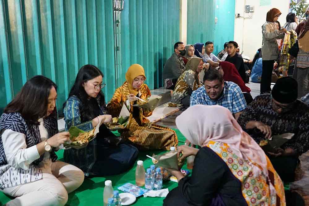 Membaur, nampak Wali Kota Kediri (3 dari kiri) sedang menikmati nasi pecel tumpang. (Ist)