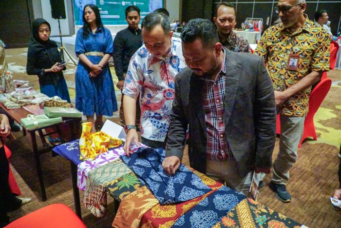Bupati Gresik Fandi Akhmad Yani melihat produk UMKM saat menghadiri Business Matching dan Inkubasi Bisnis. foto: ist.