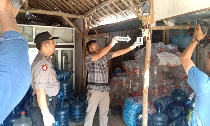 Polisi melakukan identifikasi di lokasi kejadian.