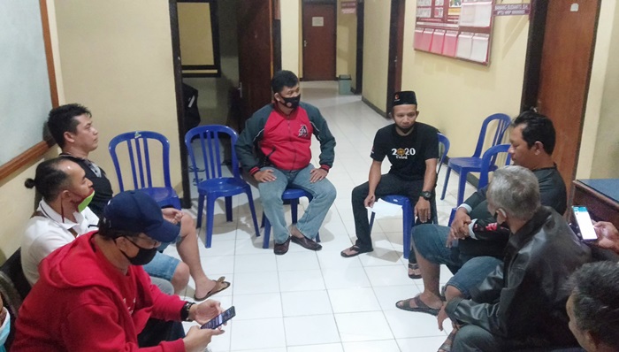 Perwakilan dari ratusan massa yang menggeruduk Bawaslu Ponorogo, melaporkan dugaan pelanggaran pemilu yang dilakukan oleh Tim Paslon 02.
